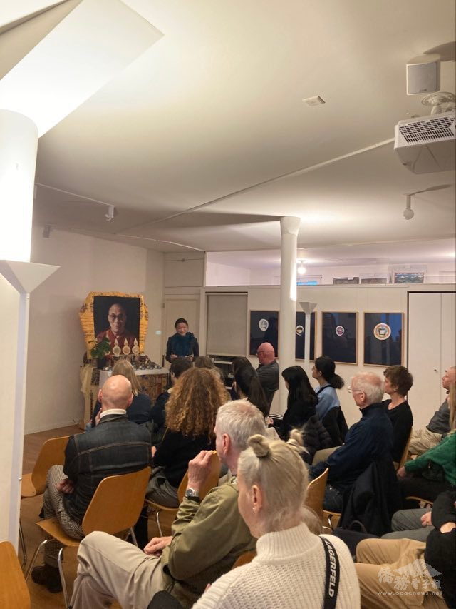 瑞士小旺萊文化協會郭芳君會長開場，電影活動吸引現場四十餘名觀眾(照片提供：蔡黛華)。