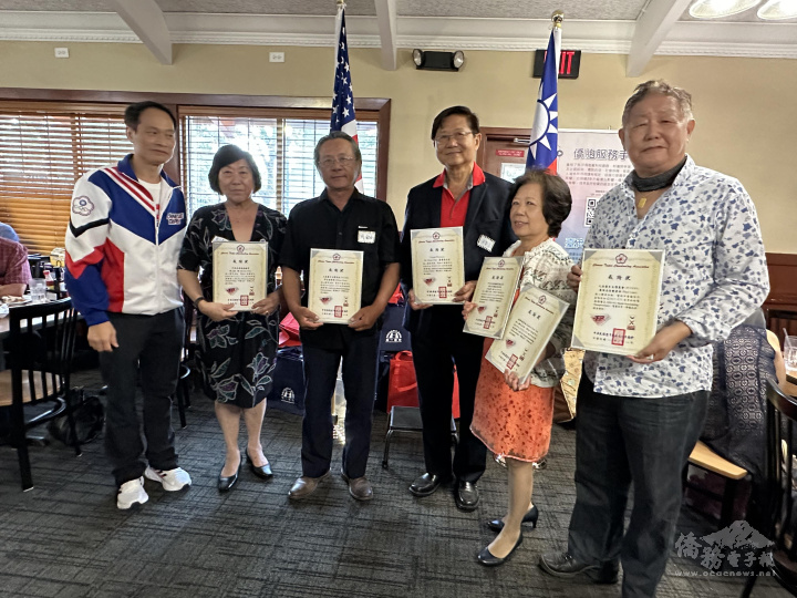 中華代表隊製作感謝狀一一感謝佛州僑胞熱情接待