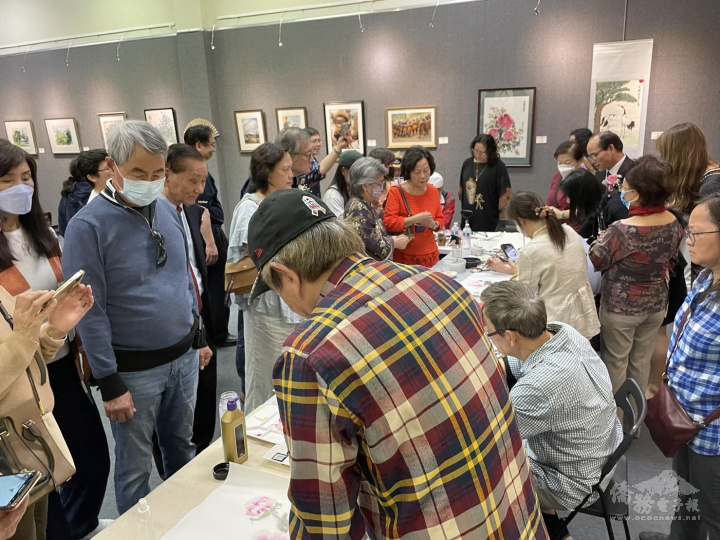 現場安排五位大師即場揮毫作畫，現場來賓紛紛驚嘆不已