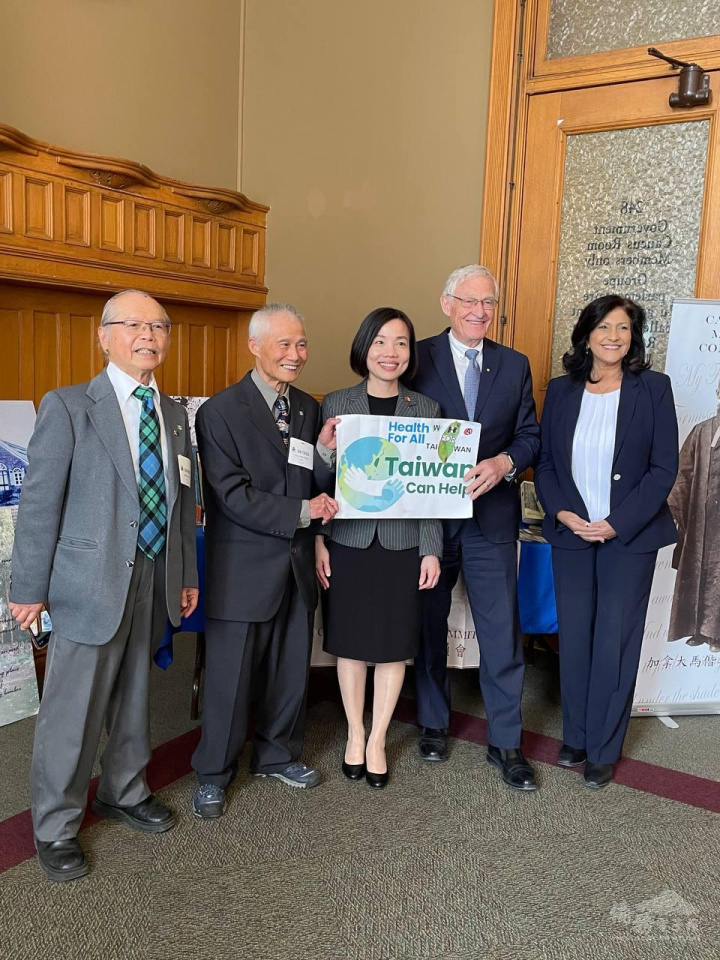 駐多倫多辦事處長陳錦玲（中）、安大略省議員Ernie Hardeman（右2）、省議員Nina Tangri（右1）及加拿大馬偕委員會共同主席鍾雅澤（左1），在參與發表紀念馬偕聲明活動後合影。