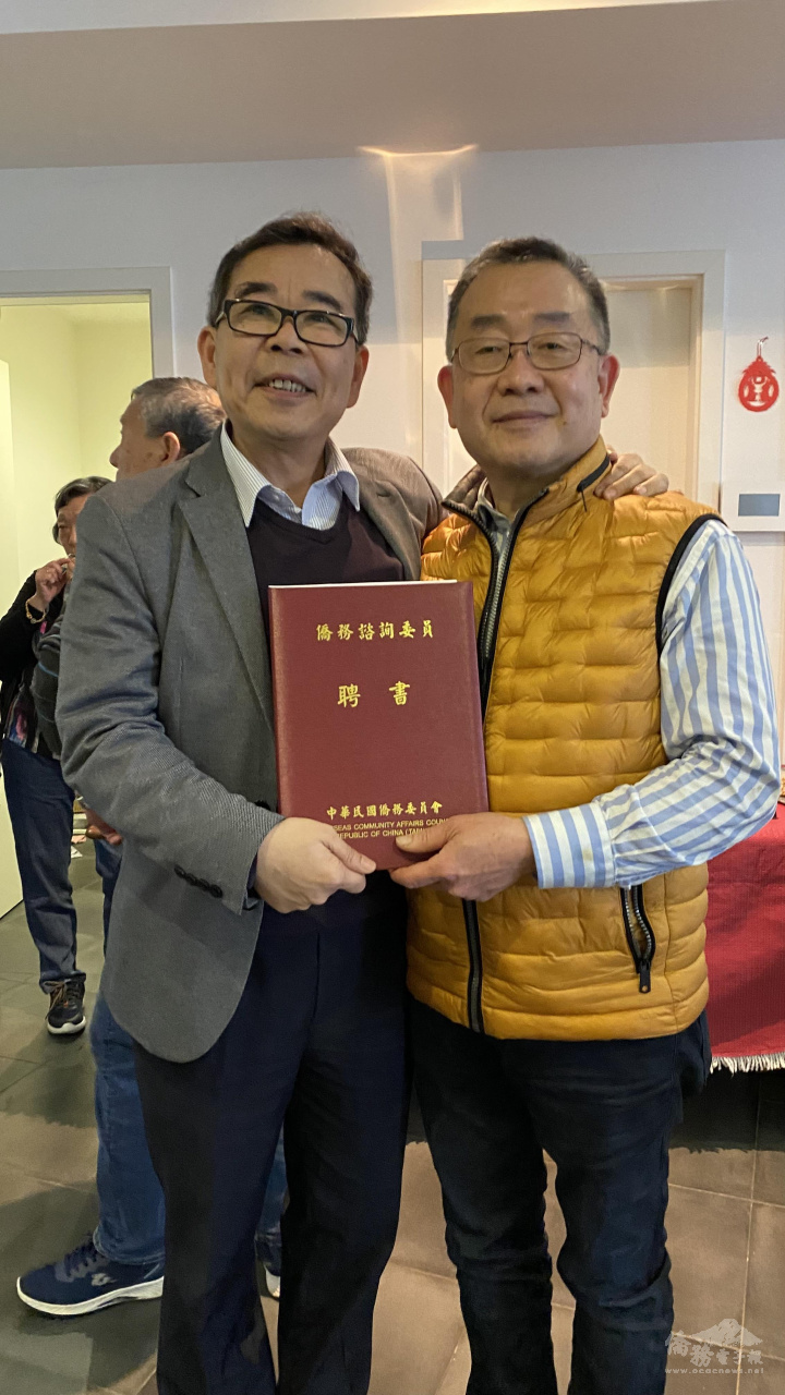 駐漢堡辦事處處長陳槱順(左)、僑務諮詢委員楊文村(右)