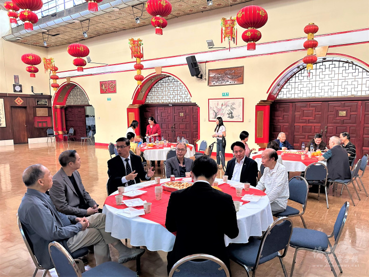 公祭儀式後，曹立傑與參與祭祀之僑領交流僑情