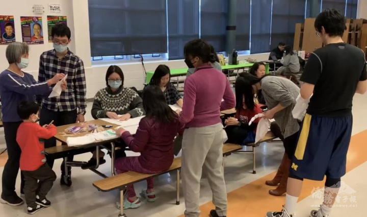 學員們學習植物染操作方法