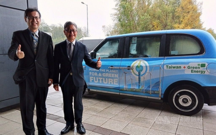 Alan Lin (left) and Vice Minister of the Environmental Protection Administration Shen Chih-hsiu give thumbs up at the 2021 United Nations Climate Change Conference (COP26) held in Glasgow in the United Kingdom that year. CNA photo