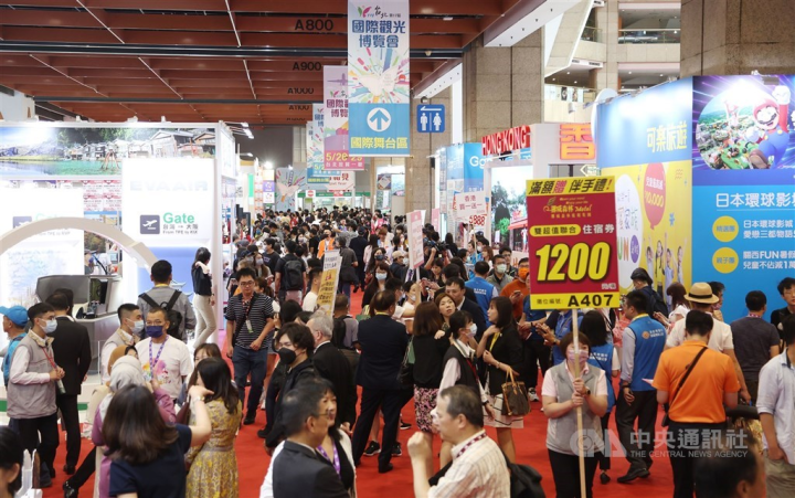 A worker hold a promotional ad around crowds in the Taipei Tourism Expo on Friday. CNA photo May 26, 2023