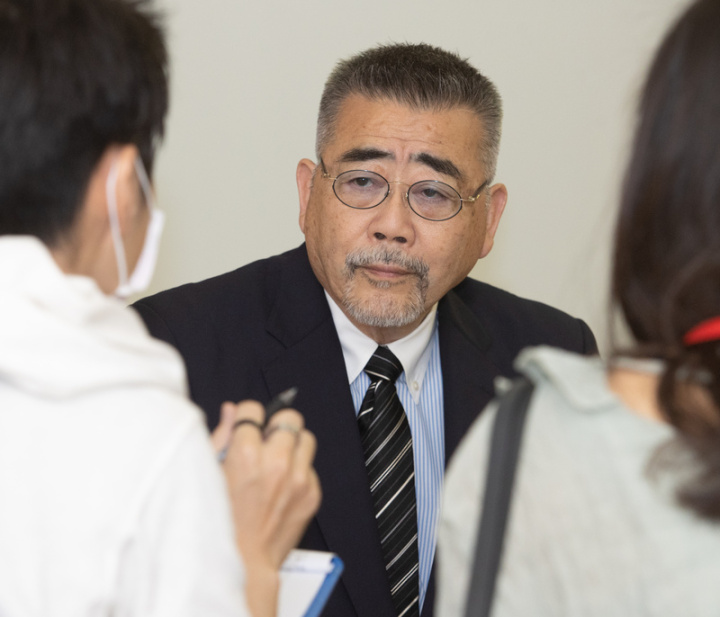 江戶時代著名武士西鄉隆盛後代、日本陶藝家西鄉隆文（中）近日受邀訪台，以「薩摩燒」締造與台灣的新緣分，更為台灣展覽製作獨有純金系列薩摩燒，他13日受訪表示，能帶著新作品到台灣「很開心」。