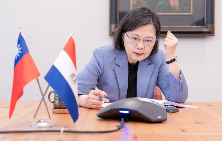 蔡英文總統5日上午與巴拉圭總統當選人貝尼亞（Santiago Peña）進行電話會談。