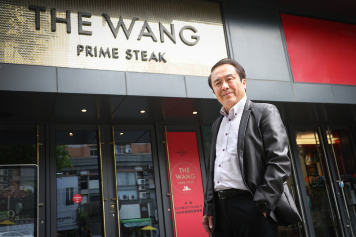 王品目前在兩岸坐擁30個品牌、逾400家門市，在董事長陳正輝（圖）領軍下走出新模式，透過發展火鍋、燒肉、鐵板燒等較為自由選擇品牌，成功網羅年輕客群，加上過去集中假日消費的家庭客群，重新對焦餐飲市場。