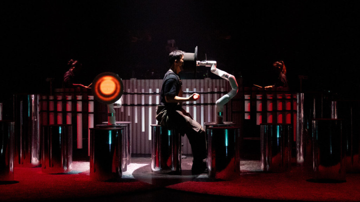 香港作曲家、新媒體藝術家梁基爵創作的「仍…息在零地」結合聲音裝置、電子音樂及機械手臂，擺脫傳統音樂框架，希望能呈現超越音樂會的多重體驗。（台中國家歌劇院提供）