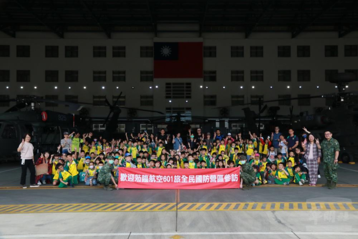 石門國小校長陳秀惠24日帶領師生前往陸軍航空第601旅參訪。（601旅提供）
