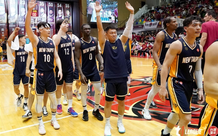 Players of the New Taipei CTBC DEA gather in the middle of the court and raise their hands to celebrate Friday's victory in Tainan. Photo courtesy of T1 LEAGUE