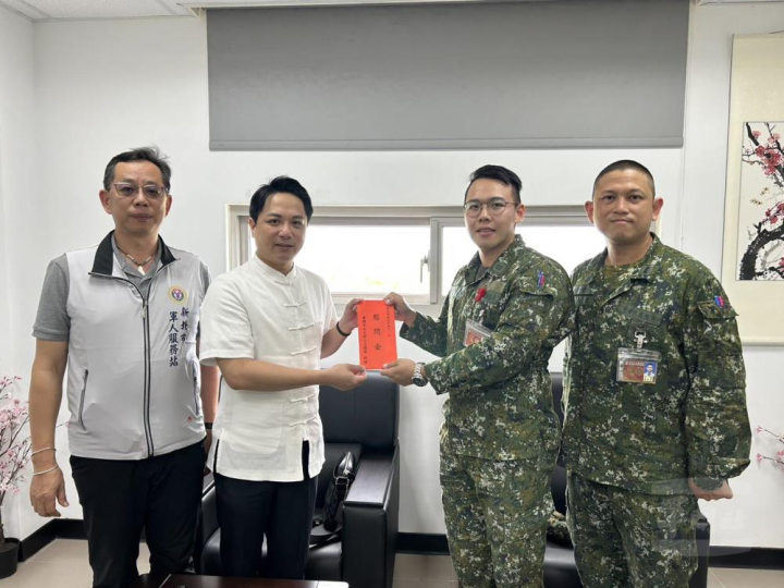 羅傑英文文教機構負責人羅傑前往陸軍關渡地區指揮部挖子尾營區敬軍慰問。（新北市軍人服務站提供）