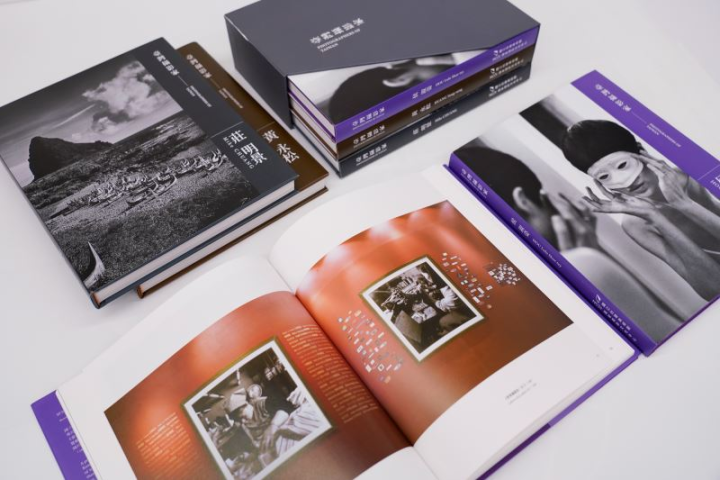臺灣攝影家系列叢書，《侯淑姿》封面〈自我探索B〉。