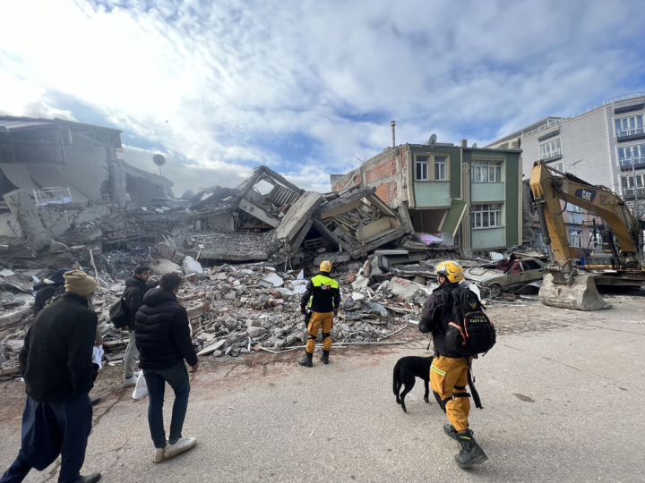 土耳其強震人道救援任務，是台北市搜救隊領犬員32歲葉秉叡（右）首次偕搜救犬Hugo（黑色拉布拉多）執行災區實地搜救任務。（台北市搜救隊領犬員葉秉叡提供）
