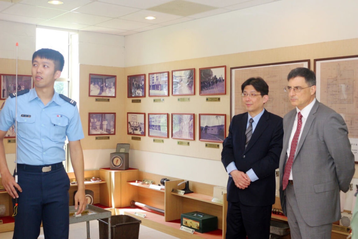 胡佛檔案館長魏肯（右）與東亞部主任林孝庭（右2）參訪清泉崗基地美軍足跡館，魏肯對於台美軍事合作史淵源深厚感到印象深刻。（林孝庭提供）