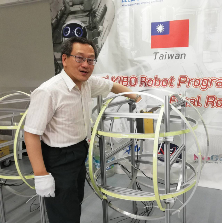 台灣太空產業服務業者廣碩系統從生產賺錢的半導體、醫療設備，轉做無法短期獲利的太空產業，廣碩系統董事長葛廣漢還研發自製太空環境測試設備，包括用來測試衛星穩定度的荷姆茲後籠，除了自用也外銷。