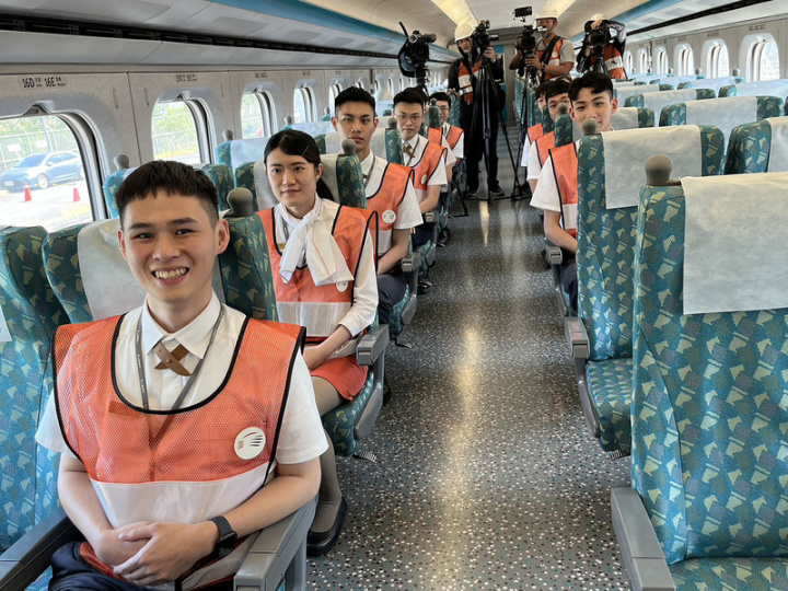 台灣高鐵近日招募新血，16名新成員10日在左營站進行安全、服務品質訓練，現場並開放媒體拍攝。高鐵指出，透過訓練可讓服勤員從容、安全地協助旅客疏散，所有學員上線前都需經368小時課程訓練與實習，歷時約2個多月。