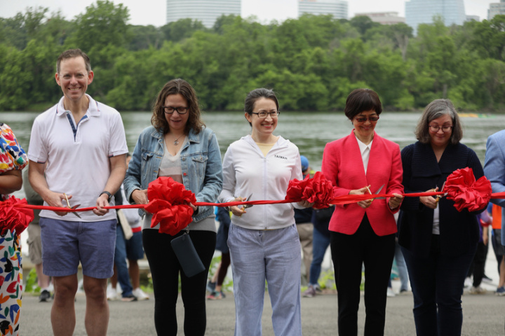 第20屆華府龍舟賽20日登場，駐美代表蕭美琴（中）偕美國國務院亞太副助卿華自強（左1）、美國在台協會（AIT）主席羅森柏格（左2）及AIT執行理事藍鶯（右1）為比賽揭開序幕。