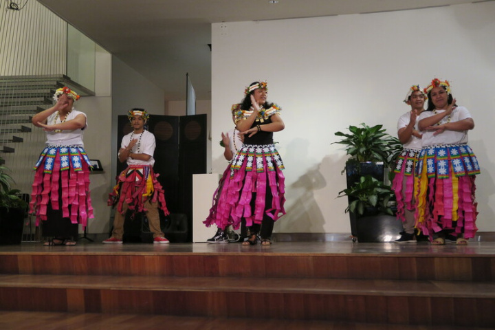 駐紐約辦事處25日舉辦「島嶼之情：亞太裔傳統月慶祝晚會」，友邦吐瓦魯駐聯合國代表團官員眷屬身著傳統服飾表演迎賓舞蹈。