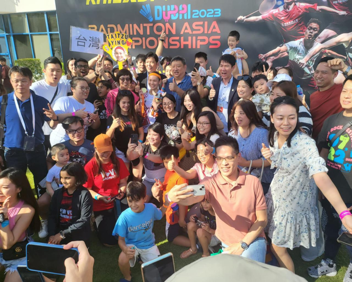 臺灣羽球一姐戴資穎拿下后冠，與僑胞、球迷開心合影。