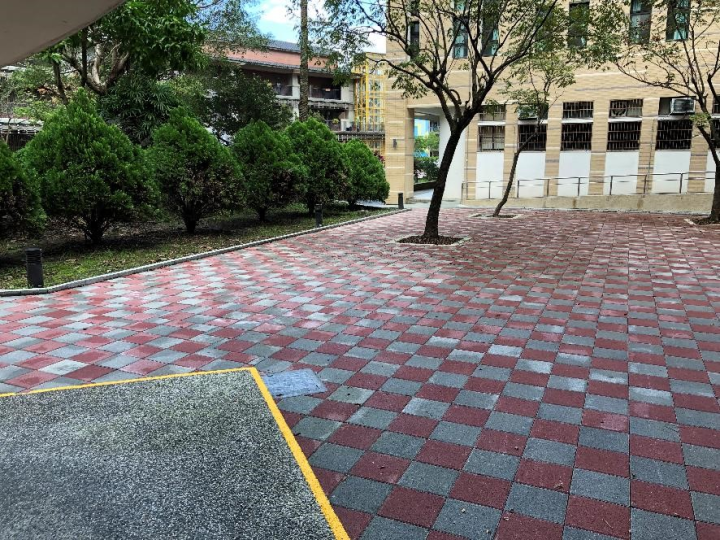 羅東高工勤學樓與游藝樓連接處埋設陰井及地下排水管路，地坪整體墊高並調整高程及洩水坡度，使雨水宣洩更順暢，改善淹水問題