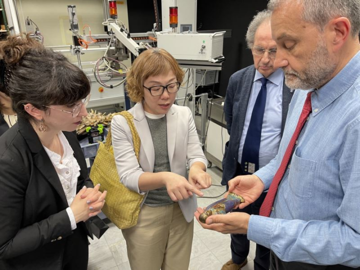 文化部次長王時思（左2）參訪梵蒂岡博物館修復室，期盼借鏡館方文物修復及保存的專業系統，讓臺灣在技術與人才培育上有更多的交流