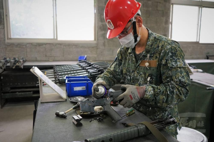 高雄聯保廠人員協助單位完成槍枝檢整及鑑濾。（高雄聯保廠提供）