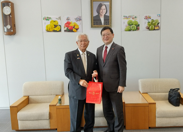 洪英傑（右）與永野前會長合影