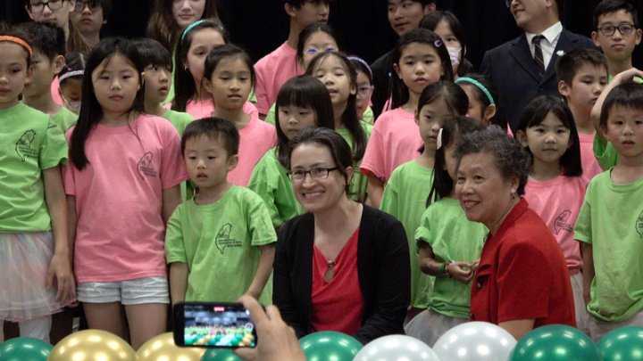 華府台灣學校2023年創校40週年，駐美代表蕭美琴（前左4）14日出席慶祝活動，與學生合唱「伊是咱的寶貝」。