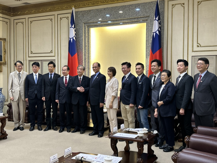 立法院長游錫堃5日在民進黨立委邱議瑩、郭國文、國民黨立委陳以信、民眾黨立委邱臣遠、時力立委陳椒華、無黨籍立委林昶佐的陪同下，一同接見日本自民黨眾議員奧野信亮、西銘恒三郎、鈴木隼人、高村正大等國會議員。(趙婉淳攝)