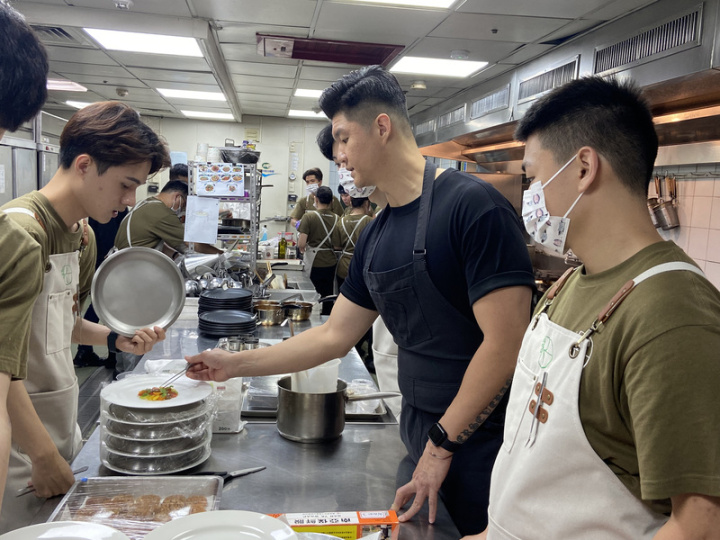 弘光科技大學邀請米其林主廚開設「米其林大師實務專題製作」課程，舉辦「RE」米其林級畢業發表成果餐會，米其林二星主廚林恬耀（右二）指導學生辦成果餐會。