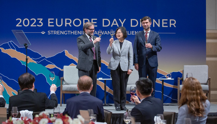 President Tsai raises a toast at the 2023 Europe Day Dinner.