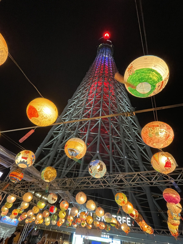 台灣美食活動的「台灣祭」今年首度在東京地標東京晴空塔舉辦，10日起是活動進入後半段的首日，晴空塔特別施以中華民國國旗青天白日滿地紅色的光雕。