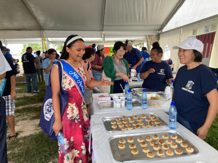 臺灣大使館於活動現場準備鮪魚小點心與來賓分享