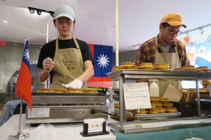駐紐約辦事處25日舉辦晚會慶祝美國亞太裔傳統月，旅居紐約多年的夫妻檔劉柏樂（右）、王乃可（左）現場製作車輪餅。
