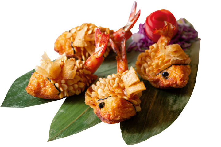 鯉魚大蝦-台灣古早的酒家菜，手工繁複。先以蝦泥混和花枝漿作成魚身，然後一片片插上瓜子仁象徵魚鱗，再下鍋油炸而成，是道十分費工且講究的手路菜。（欣葉國際餐飲提供）