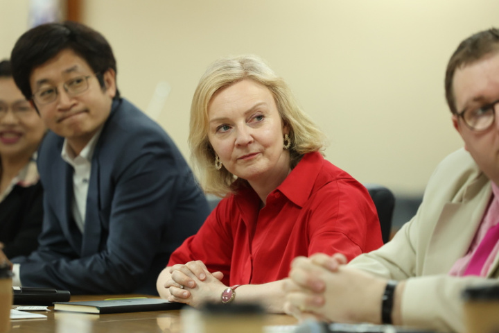 前英國首相特拉斯（Liz Truss）（中）18日拜會立法院外交及國防委員會，與朝野立委對談。