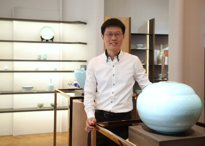 台灣青瓷藝術家㚕磬沒有拜師學藝，創作成型品都是靠自己揣摩自學，他在台中市西屯區打造的「㚕磬窯」27日開幕，希望提供民眾一處體驗生活美好的空間。