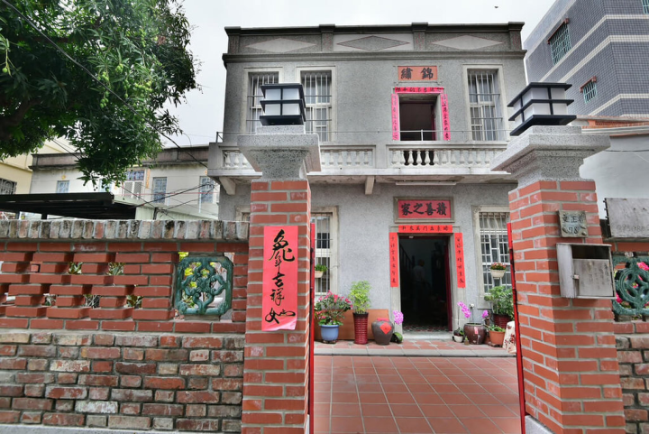 高雄市都發局16日表示，旗津老街一座逾70年的莊家老宅「錦繡」，歷時1年餘整修完成，免費開放電話預約參觀，（高雄市都發局提供）