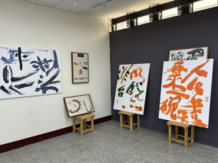 台南市白河區崎內國小廢校後華麗轉身為台灣意象書法館，20日開幕，現階段館內以展示書法創作為主。