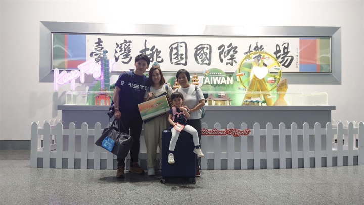 Chan Yee Ling (second left) and her family are pictured at Taiwan Taoyuan International Airport Wednesday. Photo courtesy of Tourism Bureau