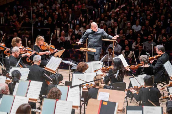 睽違5年，北美五大交響樂團之一紐約愛樂將在音樂總監梵志登帶領下訪台，先在台北國家音樂廳舉行2場音樂會，並首度赴高雄衛武營音樂廳演出。（牛耳藝術提供）