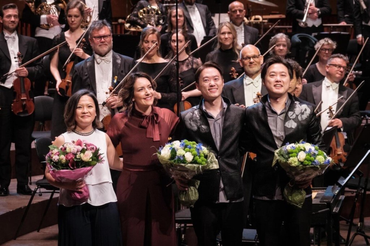 雙子二重奏（Twincussion）與丹麥國家交響樂團音樂會11日在丹麥國家廣播交響音樂廳演出，由墨西哥明星指揮阿蘭妲．蒂拉帕拉（Alondra De La Parra）（前左2）擔綱，首演台灣作曲家吳俐瑩的「火焰」打擊樂雙協奏曲。（雙子二重奏提供）