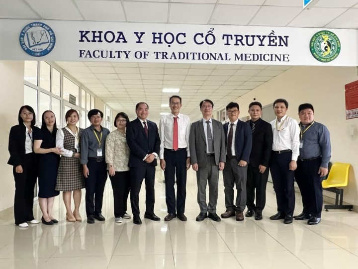 衛生福利部國家中醫藥研究所所長蘇奕彰（右5）一行人4日至5日在胡志明市訪問、交流，圖為蘇奕彰等人前往拜會胡志明市醫藥大學傳統醫學系。（駐胡志明市辦事處教育組提供）