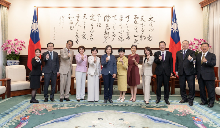 總統與日本前參議院議長山東昭子參議員訪問團合影