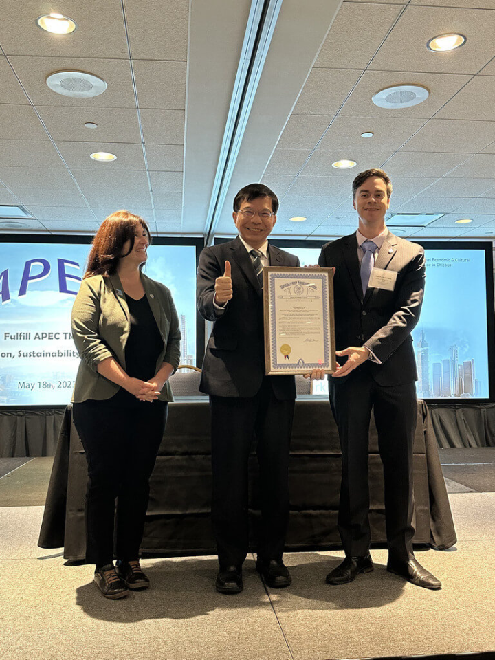 密西根州眾議員柯爾曼（右，Kevin Coleman）、葛林（左，Jamie Greene）18日參加中西部台美商業論壇活動，致贈交通部長王國材（中）州眾議會通過友台決議的表框文件。（駐芝加哥辦事處提供）