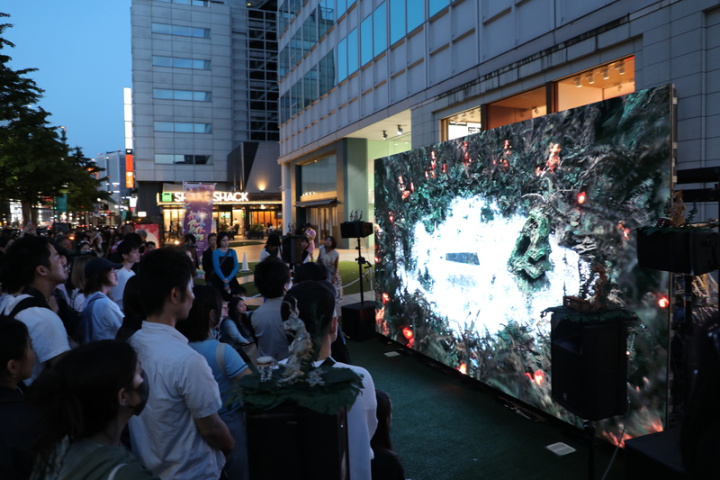 日本國際夜間城市藝術節「六本木藝術之夜」展27日開幕，台灣藝術家張徐展製作融合台灣藝陣文化的動畫短片「熱帶複眼」受邀展出，吸引大批日本民眾及國際遊客欣賞。