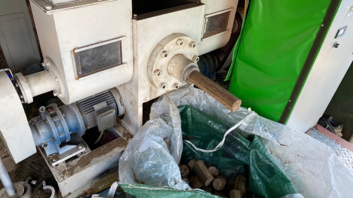 稻草或果樹竹枝等農糧剩餘資源經破碎後擠壓成型為燃料棒（顆粒）