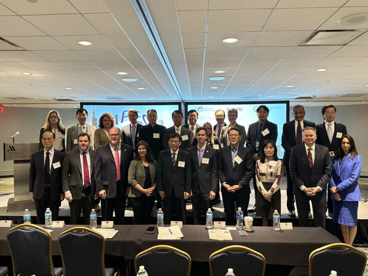 交通部長王國材（前排左5）赴底特律出席亞太經濟合作會議（APEC）運輸部長會議，18日參加中西部台美商業論壇活動，和產官學界代表合影。（駐芝加哥辦事處提供）