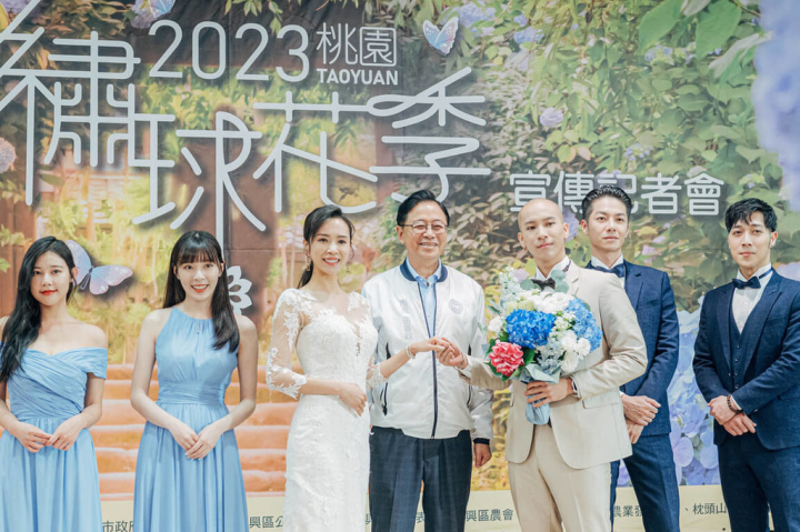 2023桃園繡球花季將從5月13日起舉行，桃園市長張善政9日（中）在記者會表示，活動以「浪漫愛情」為主題，期間活動包括可抽獎價值4萬5000元的婚攝專案。（市府提供）